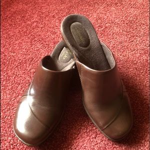 CLARKS BENDABLES BROWN CLOGS